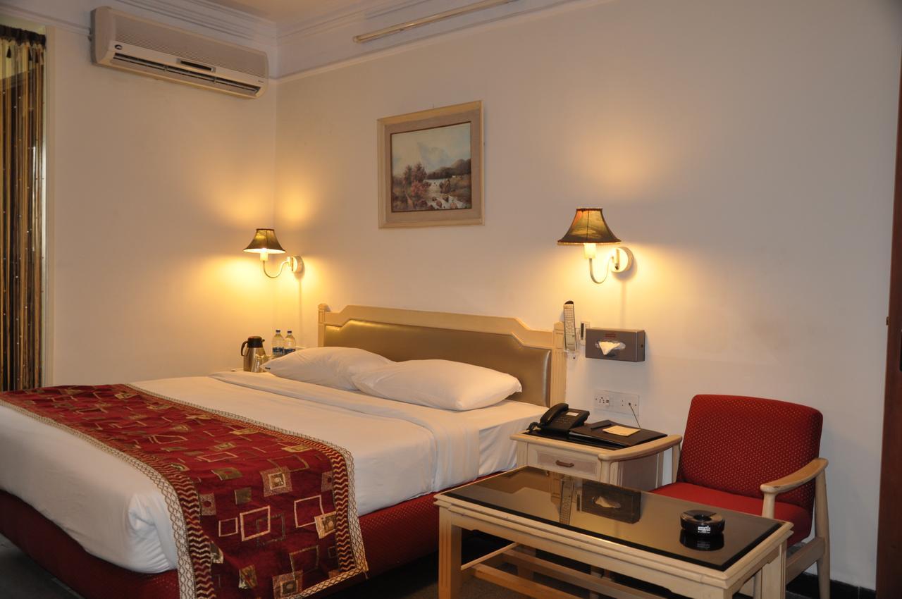 Hotel Sovereign Daman Exterior foto