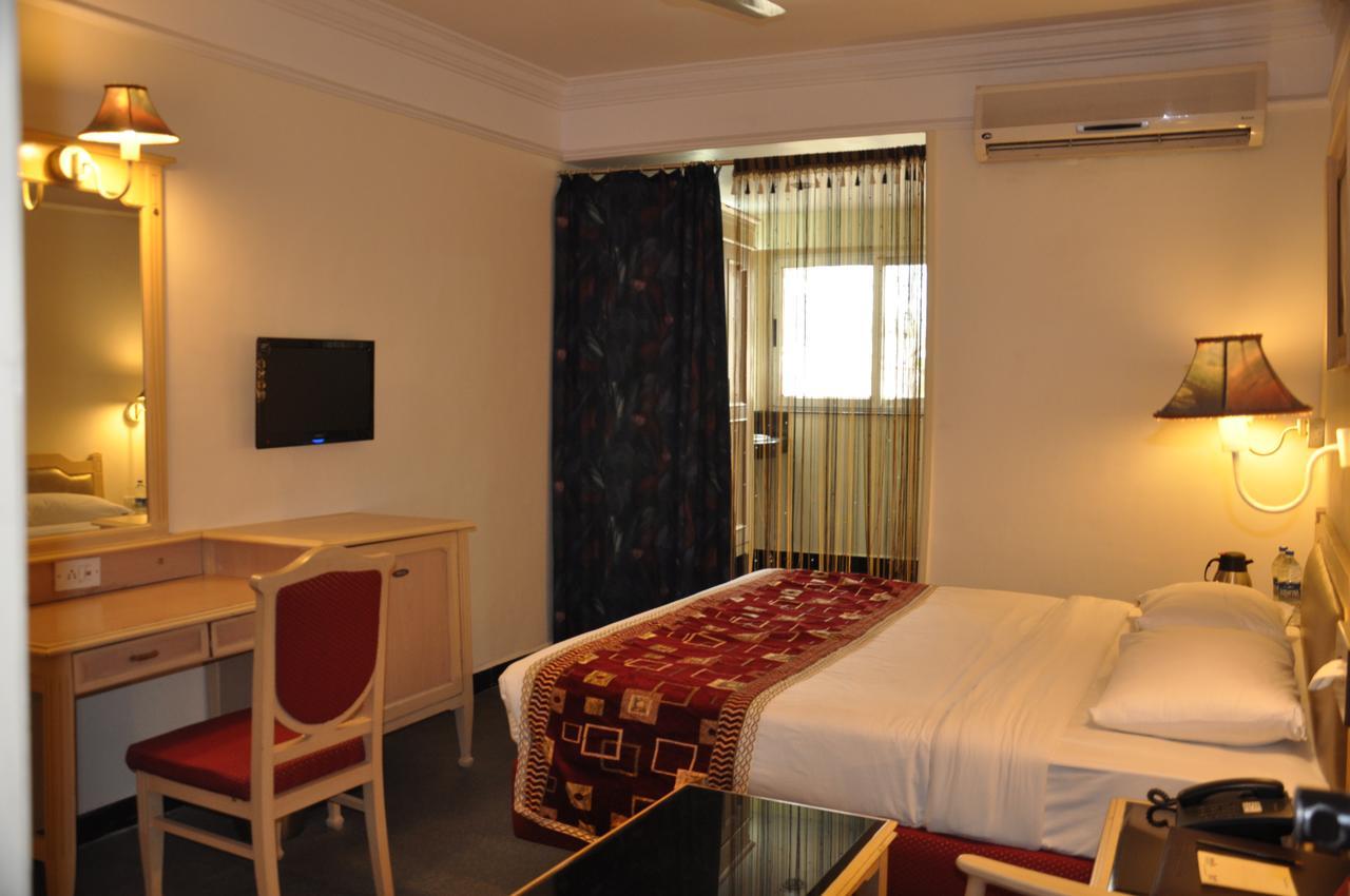 Hotel Sovereign Daman Exterior foto